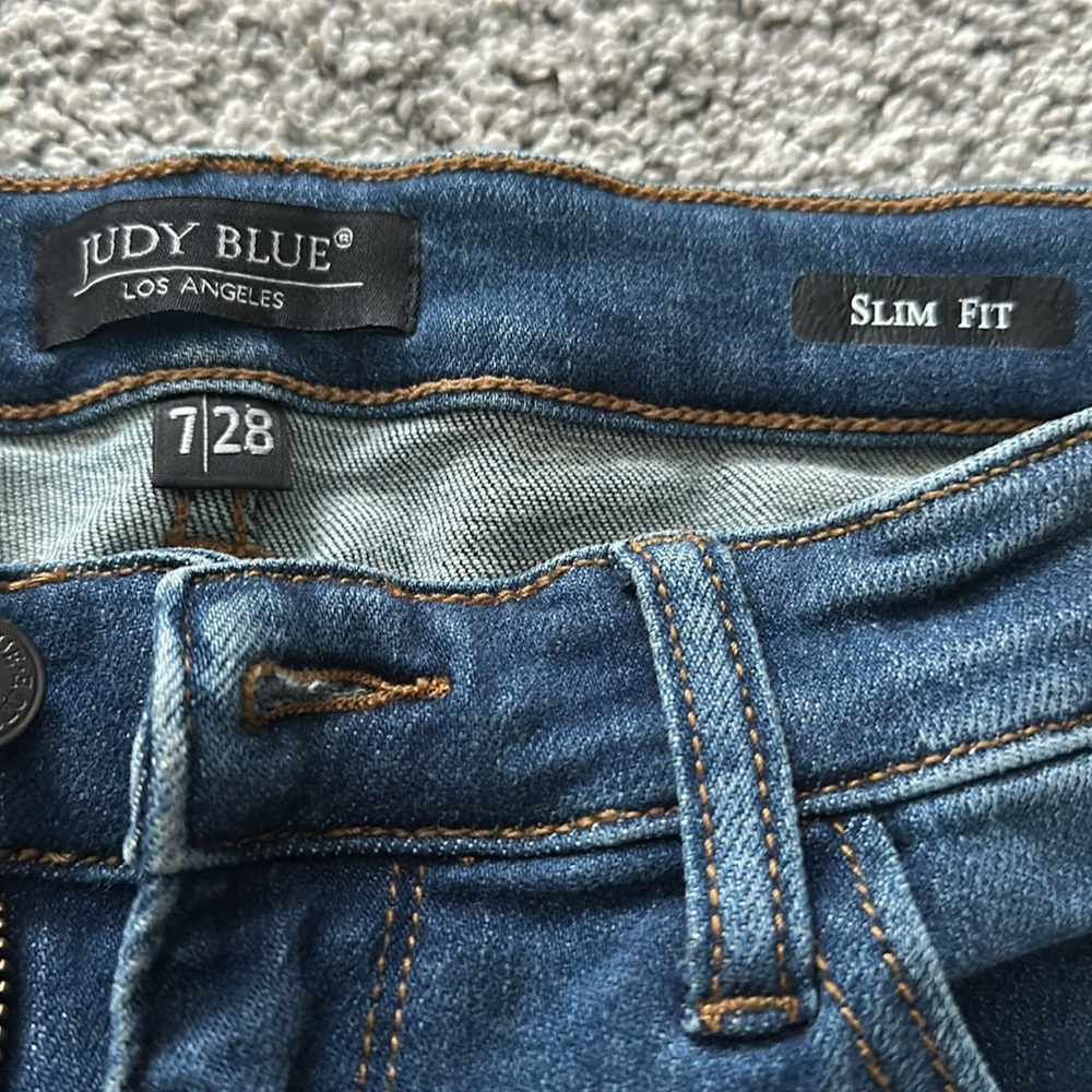 Distressed jeans - Picture 2 of 4